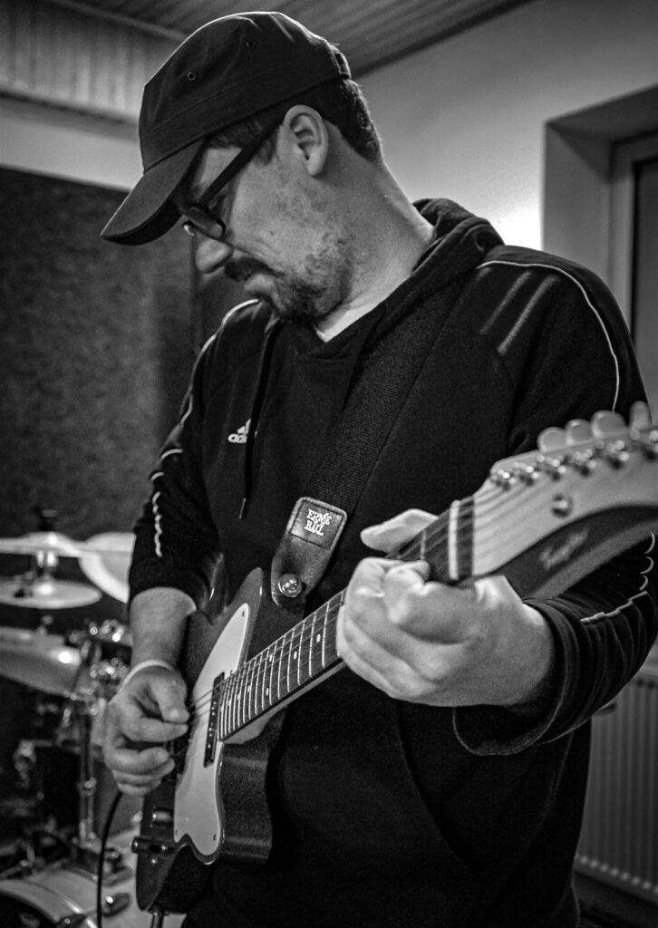 Jan Schöne in der Werkstatt von Ruhrpott Guitars